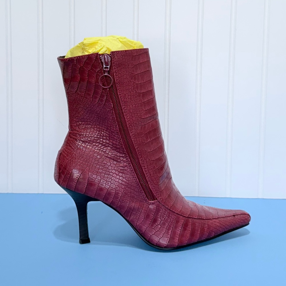 COVERGIRL Red Crocodile-Patterned Heeled bootie Size 6.5 - Picture 8 of 17